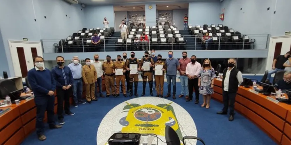 Homenagem foi entregue no começo da sessão desta segunda-feira (10)