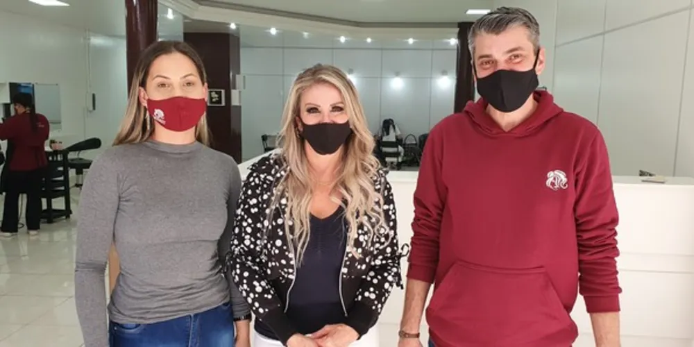 O estabelecimento oferta serviços de cabeleireira, designer e manicure para as mulheres, além de serviços como corte de cabelo para homens