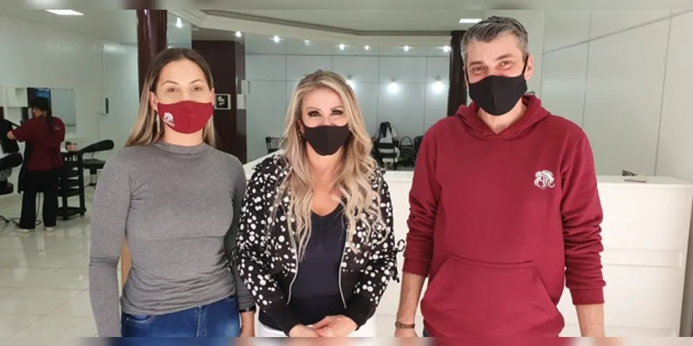 O estabelecimento oferta serviços de cabeleireira, designer e manicure para as mulheres, além de serviços como corte de cabelo para homens