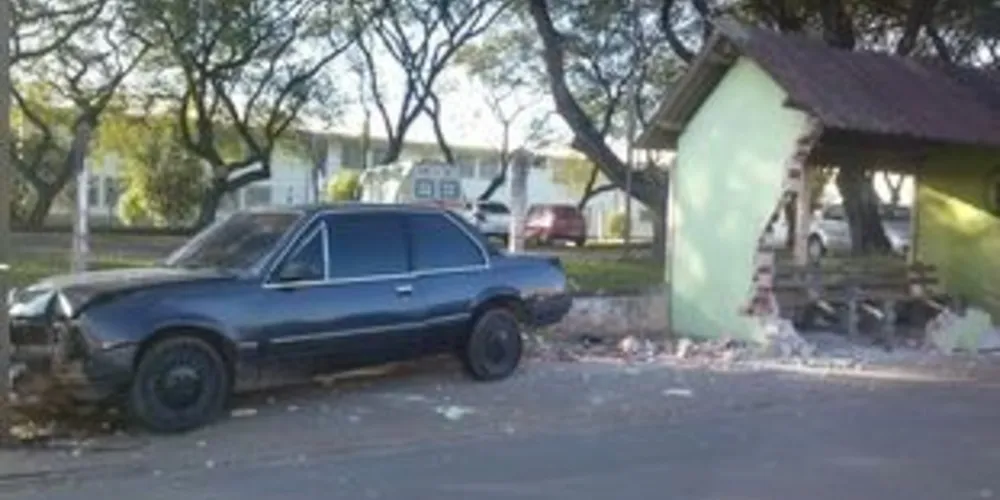 Veículo acertou uma das paredes do ponto e ainda bateu contra um poste