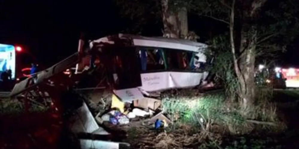 Acidente terminou com nove mortos e 20 feridos no centro-oeste.