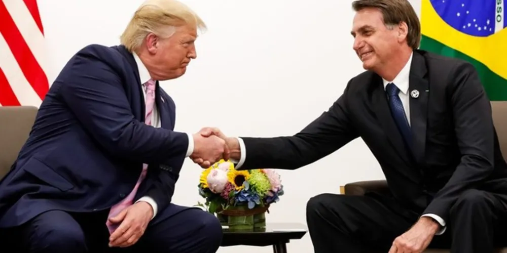 O etanol americano é produzido do milho, cuja produção já é mais barata que o brasileiro, feito da cana-de-açúcar, e ainda recebe subsídios. A pandemia reduziu a demanda e, consequentemente, os preços de gasolina e etanol.