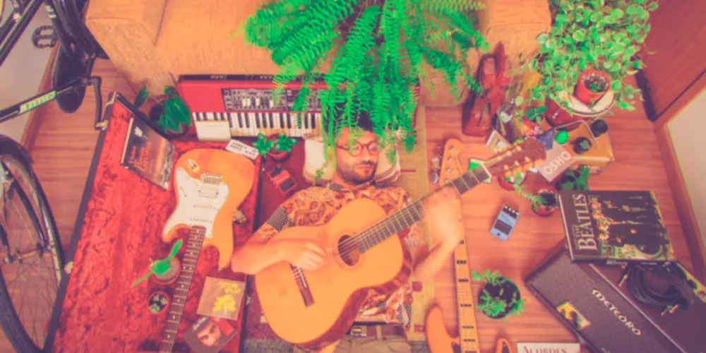 ‘A different weekend’, que também ganhou clipe inédito, é uma produção totalmente caseira, e foi gravada em julho em Ponta Grossa durante o período de quarentena.