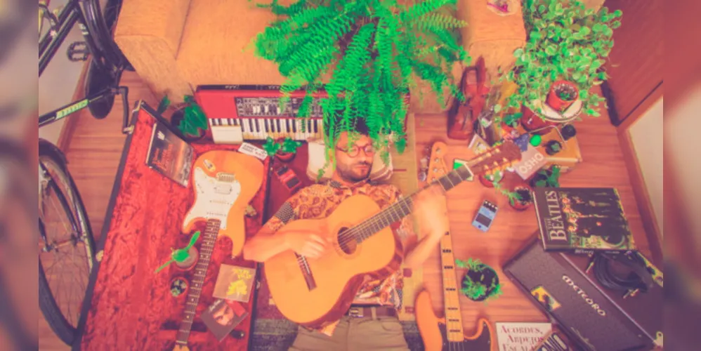 ‘A different weekend’, que também ganhou clipe inédito, é uma produção totalmente caseira, e foi gravada em julho em Ponta Grossa durante o período de quarentena.