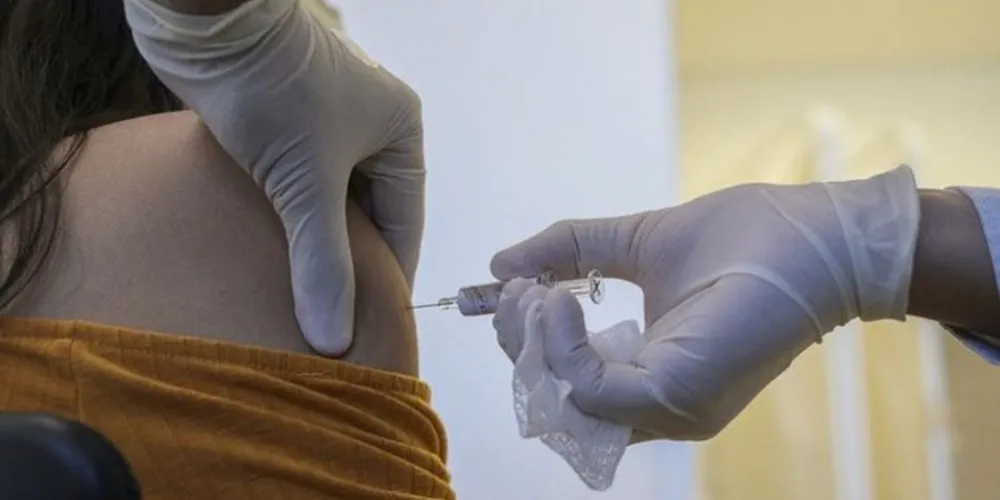 O governo federal assinou, na última quinta-feira (6), a medida provisória (MP) que abre crédito extraordinário de R$ 1,9 bilhão para viabilizar a produção e aquisição da vacina após a conclusão dos testes e registro na Anvisa.