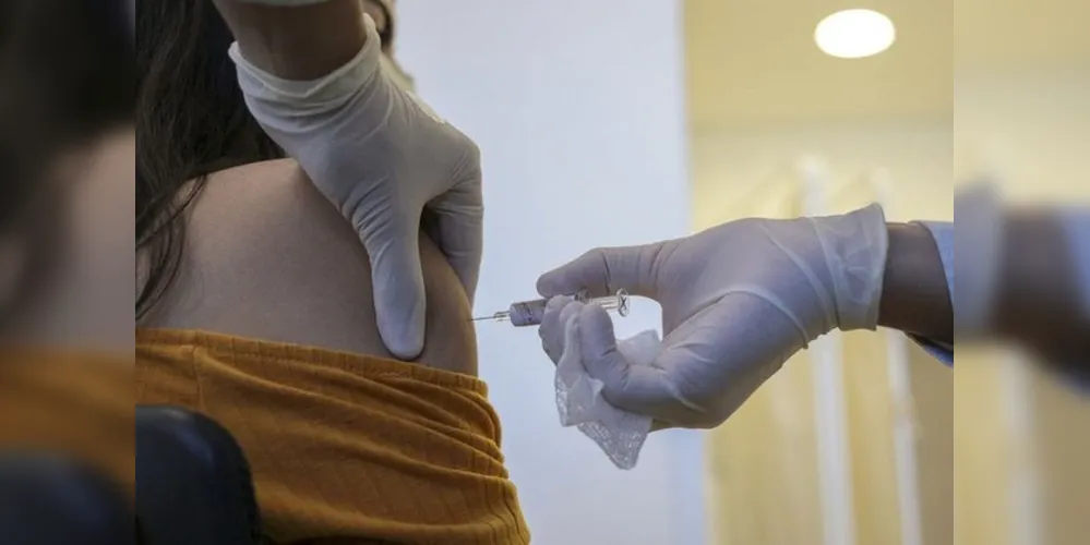 O governo federal assinou, na última quinta-feira (6), a medida provisória (MP) que abre crédito extraordinário de R$ 1,9 bilhão para viabilizar a produção e aquisição da vacina após a conclusão dos testes e registro na Anvisa.