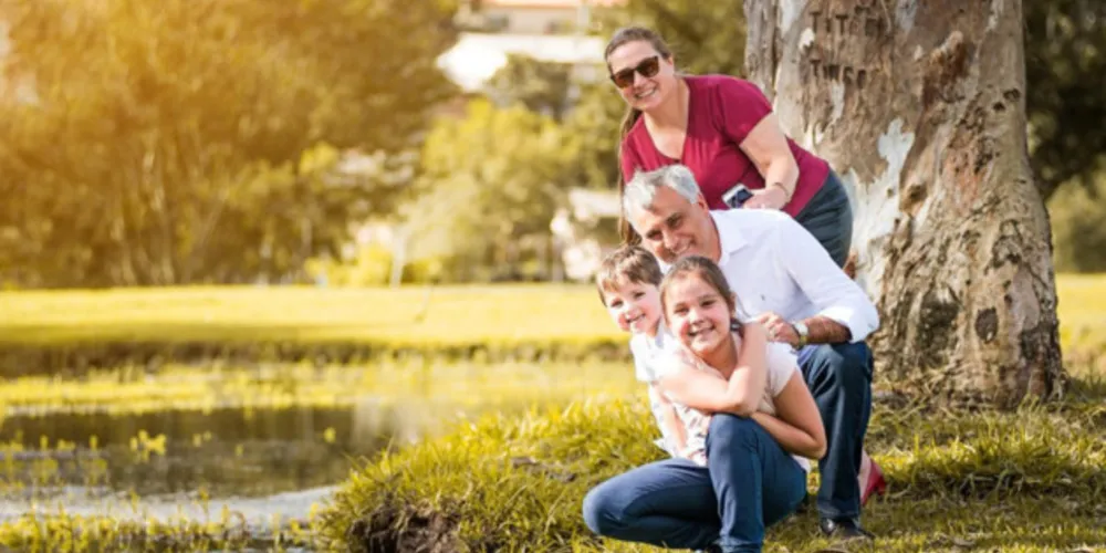 NOVO CICLO - Edilson Roth foi muito cumprimentado pela troca de idade no último domingo (9). No registro, Edílson com sua esposa Sônia Roth e seus netos Maria Luiza Roth e Pedro Roth Domann. Da coluna RC os votos de felicidades e realizações