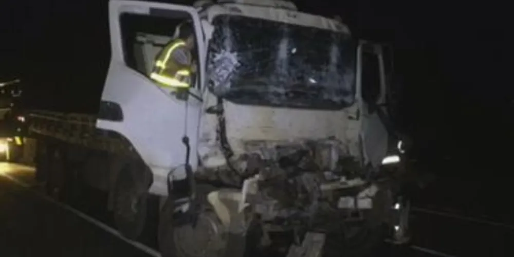 Caminhão colidiu contra a traseira de uma carreta