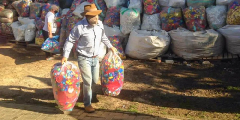 Os voluntários calcularam cerca de oito toneladas de tampinhas plásticas e de lacres de metal.