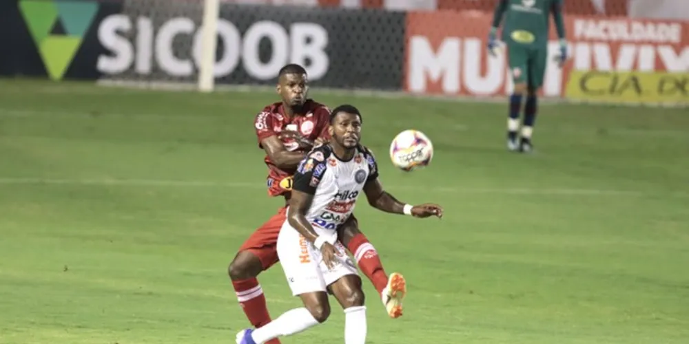 Douglas Coutinho foi muito bem marcado na noite desta terça-feira