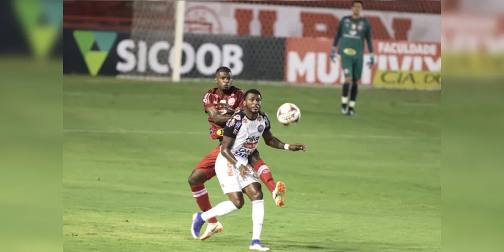 Douglas Coutinho foi muito bem marcado na noite desta terça-feira