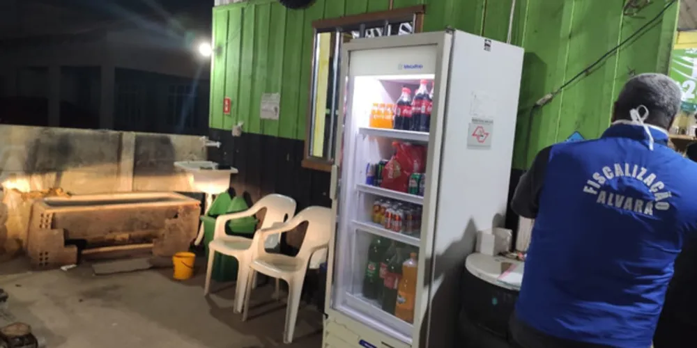 Proprietário do estabelecimento foi multado em R$ 837,90 pelo desrespeito ao toque de recolher