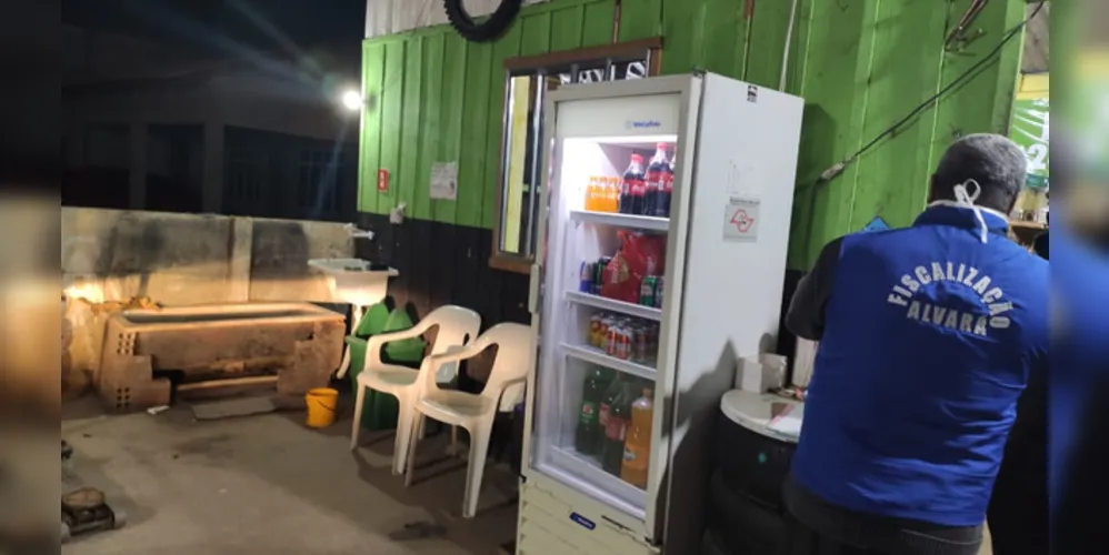 Proprietário do estabelecimento foi multado em R$ 837,90 pelo desrespeito ao toque de recolher