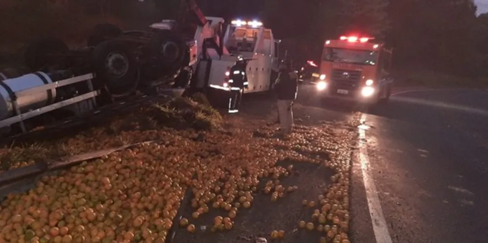 Pai e filho estavam em caminhão que tombou na noite de segunda entre Ventania e Ibaiti