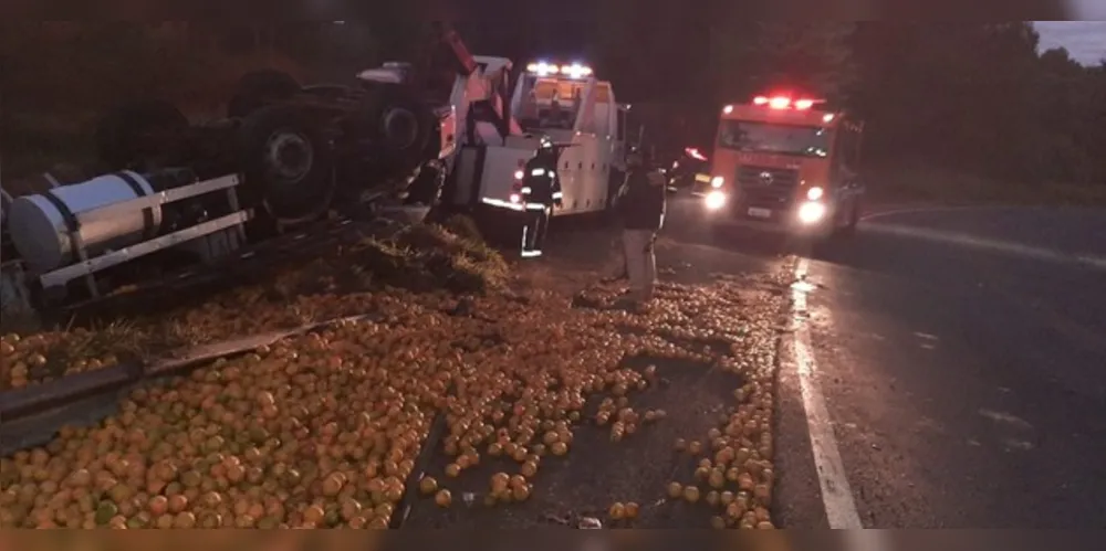 Pai e filho estavam em caminhão que tombou na noite de segunda entre Ventania e Ibaiti