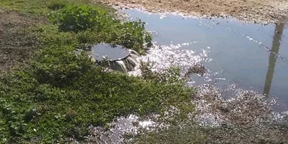 Além do transtorno da falta de resolução do vazamento, que provoca o alagamento na rua de terra batida, os moradores sofrem também com o mau cheiro que o esgoto deixa. 