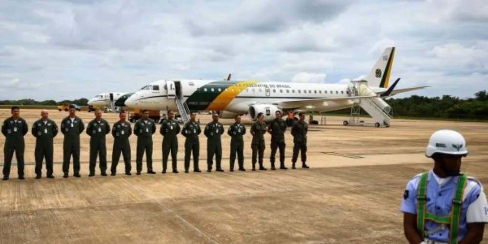 A aeronave KC-390, da Força Aérea Brasileira (FAB), foi carregada com 6 toneladas de materiais, entre medicamentos, equipamentos de saúde e alimentos, doados pelo Ministério da Saúde e pela comunidade libanesa no Brasil. 