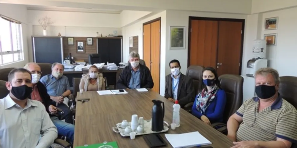 Prefeito José Sloboda e representantes da prefeitura e CEF discutiram início do novo projeto habitacional na manhã de quarta-feira (12).