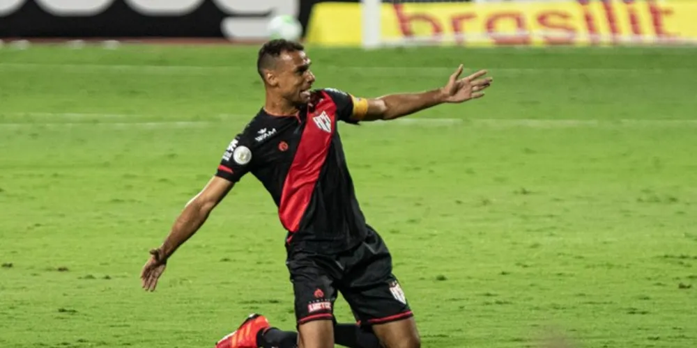 Equipe goiana fez 3 a 0 no primeiro tempo e segurou placar até o fim do jogo