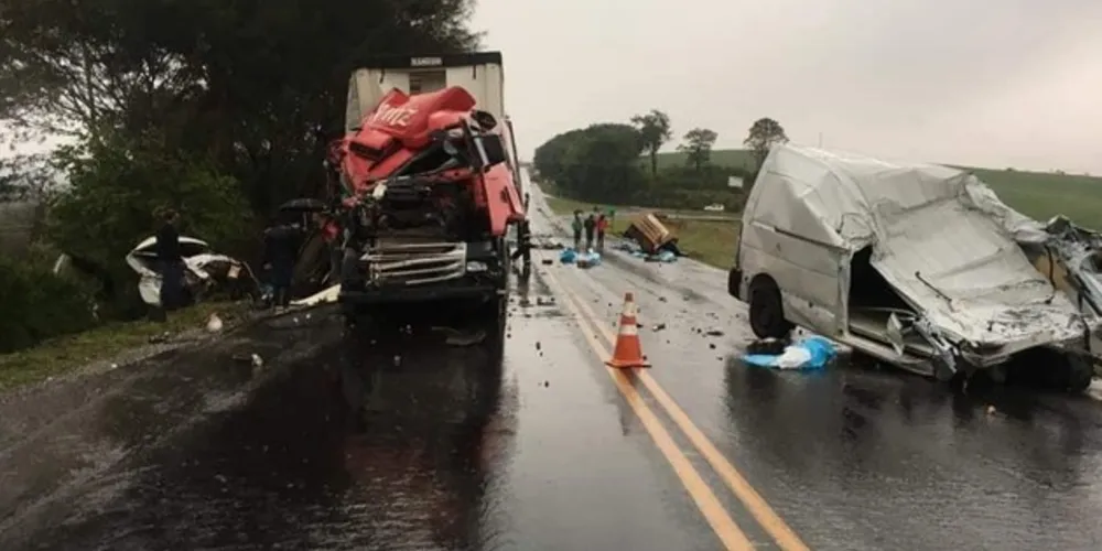 Os dois mortos eram ocupantes da van. O motorista de um dos caminhões-caçamba ficou ferido e os outros dois motoristas não se machucaram.