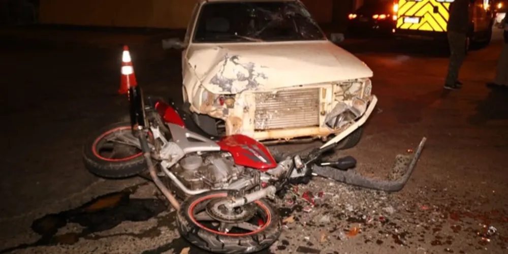 Apesar do estrago nos veículos, motociclista sofreu lesões moderadas e está fora de risco