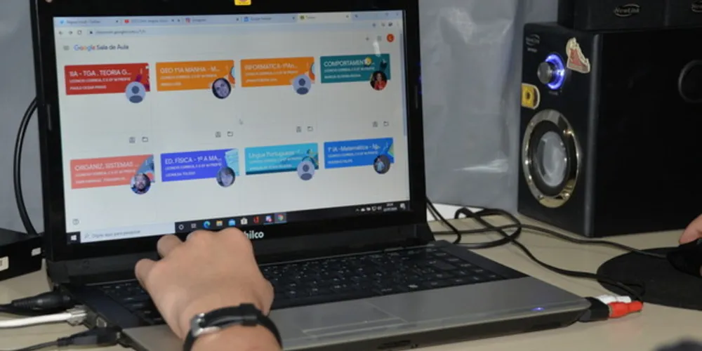 Uma das primeiras inovações foi o aplicativo Escola Paraná, ferramenta online que reúne diversos recursos referentes ao aluno, como boletim, agenda, grade horária, eventos. 