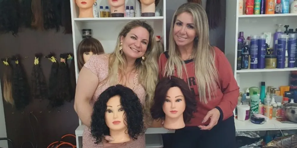 Imagem ilustrativa da imagem Empresária faz perucas para mulheres em tratamento oncológico