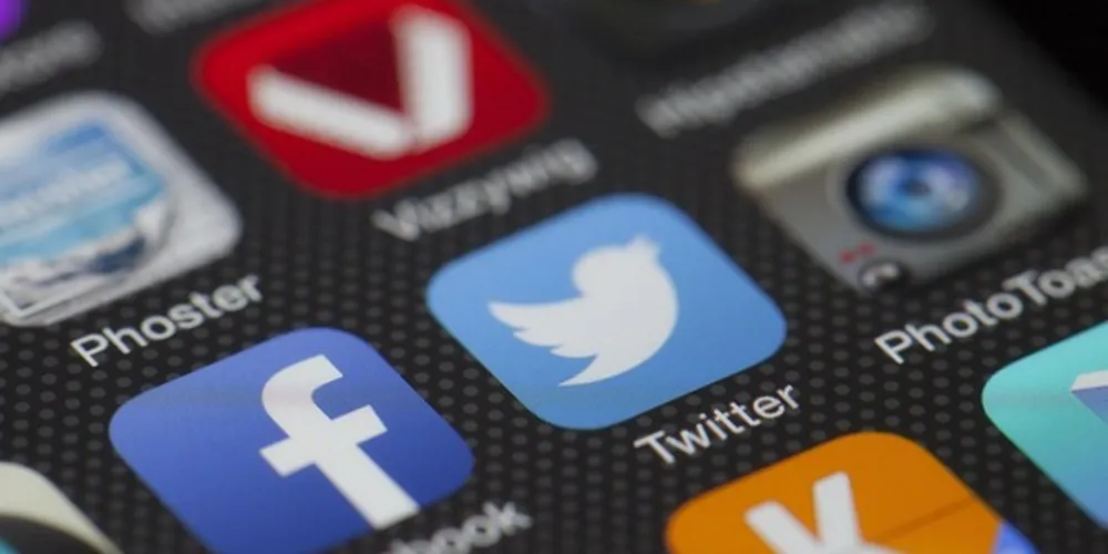 O Facebook lançou uma página para ajudar usuários com recursos relacionados a pesquisas de opinião pública e o Twitter expandiu regras contra mentiras que envolvam votos por correio e votação antecipada.