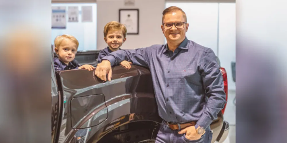 Gianmarco Penteado seus filhos Gael e Gustavo Penteado posam para foto nas instalações da Nissan Barigui Ponta Grossa