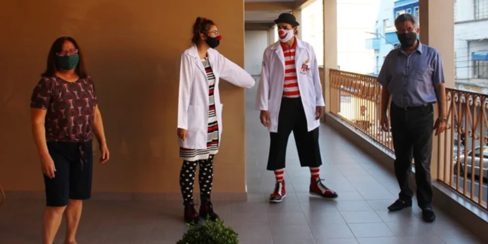 Casal Ruiter e Leoni Vaz Mercer e integrantes da Ong, em ação realizada recntemente