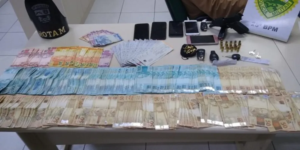 Imagem ilustrativa da imagem PM recupera veículos e apreende grande quantia em dinheiro