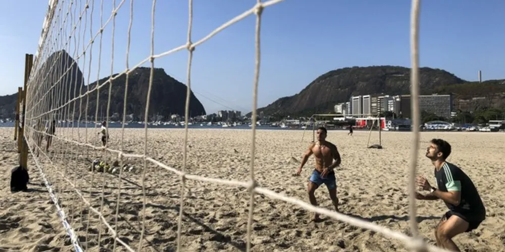 O Projeto de Lei 2.824 de 2020 prevê o crédito de três parcelas de R$ 600 para maiores de 18 anos. Atletas ou paratletas com idade mínima de 14 anos que sejam vinculados a uma entidade desportiva também poderão receber o benefício.