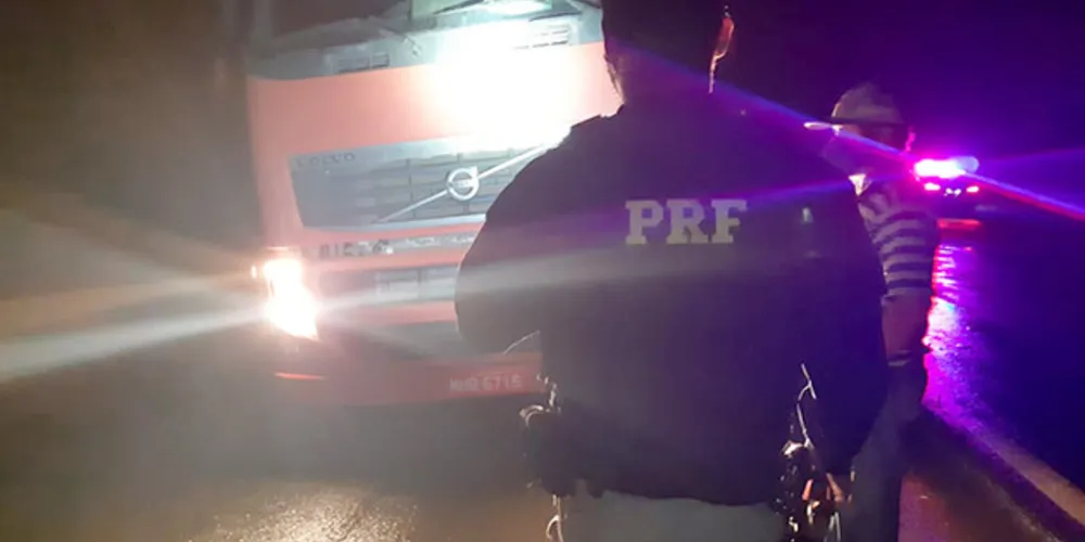 Caminhoneiro escapou ileso, mas adolescente foi levado ao hospital com lesões graves