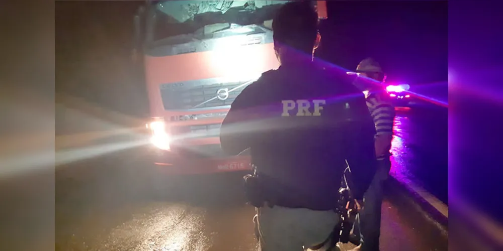 Caminhoneiro escapou ileso, mas adolescente foi levado ao hospital com lesões graves
