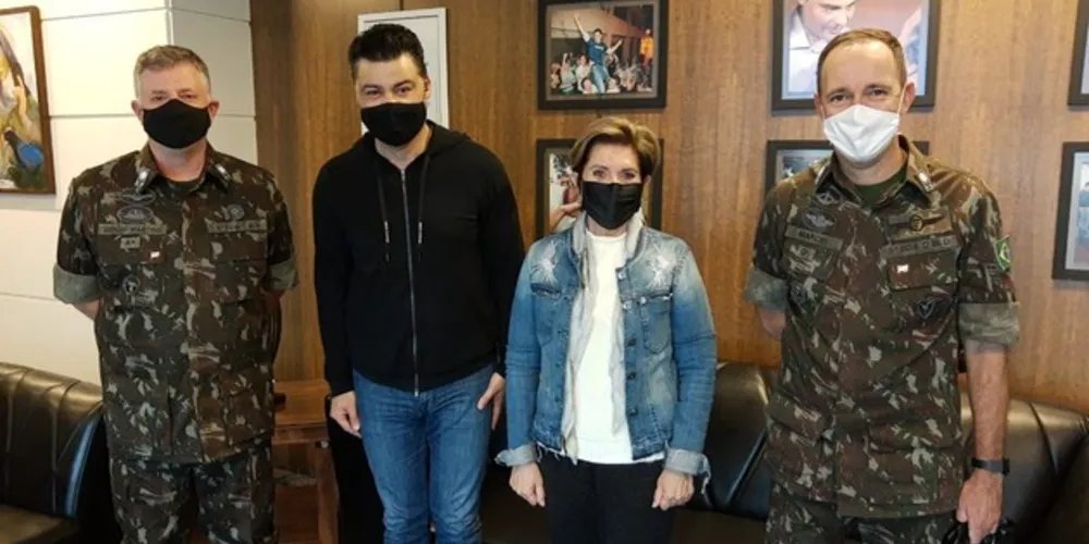 General Martins (esq.) e general Márcio Nunes (dir.) visitaram Prefeitura nesta quinta