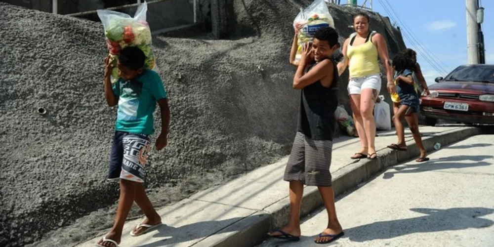 São consideradas faixas de renda mais baixa famílias com renda domiciliar menor que R$ 1,65 mil. Em contrapartida, são mais ricas famílias com renda domiciliar acima de R$ 16,5 mil. 