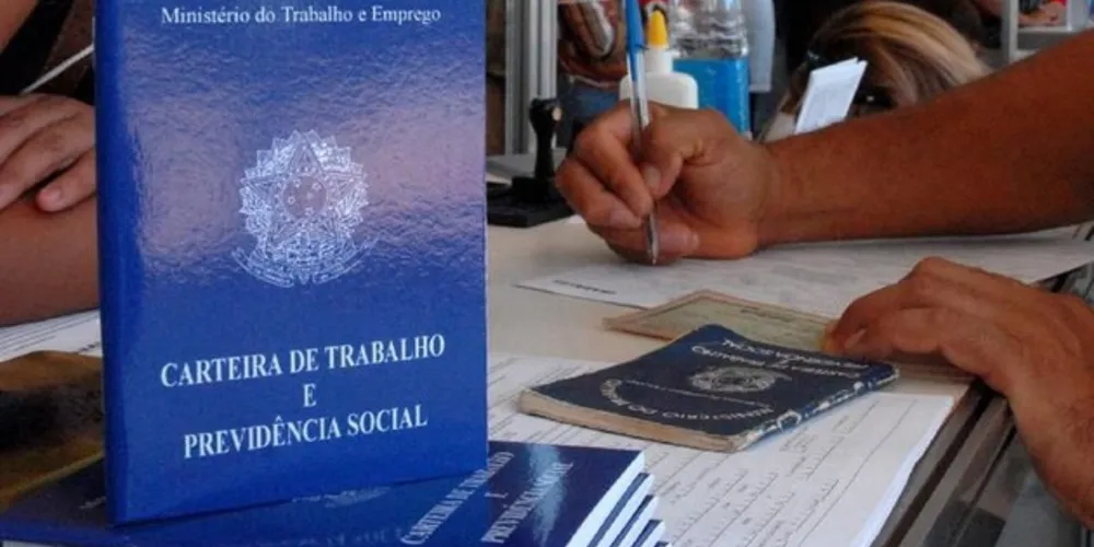 A taxa de desocupação chegou a 13,7%, o que corresponde a 12,9 milhões de pessoas. 