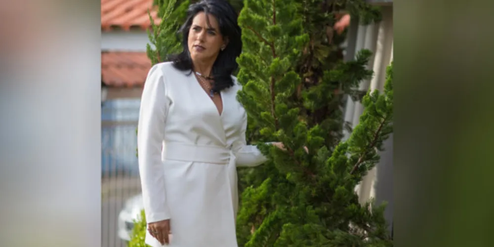 TROCA DE IDADE - A bela e competente Leontina Mendes Stadler será muito cumprimentada pela passagem de seu aniversário neste sábado (15). Leontina que além de conduzir de forma dinâmica a Adquira Imóveis é uma das mulheres mais atuantes e elegantes da nossa sociedade. Da coluna RC os votos de saúde e alegrias