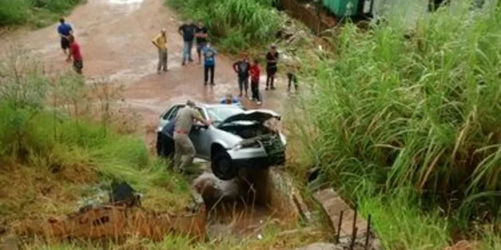 Veículo despencou em barranco ao lado da via