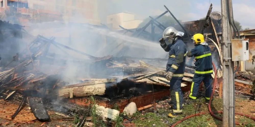 Imagem ilustrativa da imagem Incêndio destrói residência abandonada no Órfãs