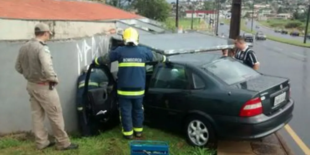 Motorista perdeu o controle do veículo e bateu em ponto de ônibus do outro lado da pista