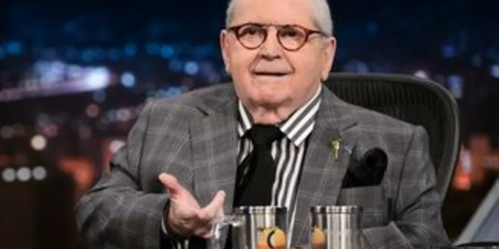 Apresentador da Globo aguarda pronunciamento de Silvio Santos para confirmar entrevista