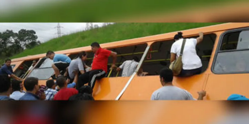Passageiros tiveram que sair pela janela do veículo após o acidente