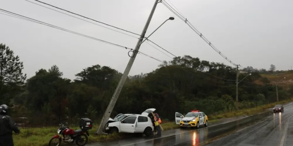 Imagem ilustrativa da imagem Carro derrapa e bate em poste no Contorno Leste de PG