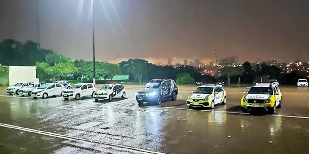 Mais de 200 estabelecimentos foram vistoriados nesta madrugada