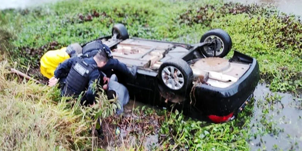 Motorista capota carro, cai dentro de rio e acaba salvo por guardas municipais na RMC