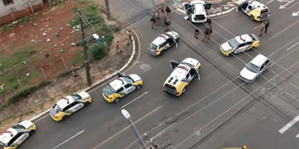 Mulher mobilizou dezenas de viaturas em perseguição e acabou presa após bater contra muro