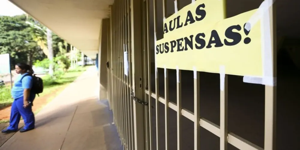 1,1 milhão de adolescentes, entre 15 e 17 anos, não frequentam a escola. O número representa 11,8% dos jovens nessa faixa etária.