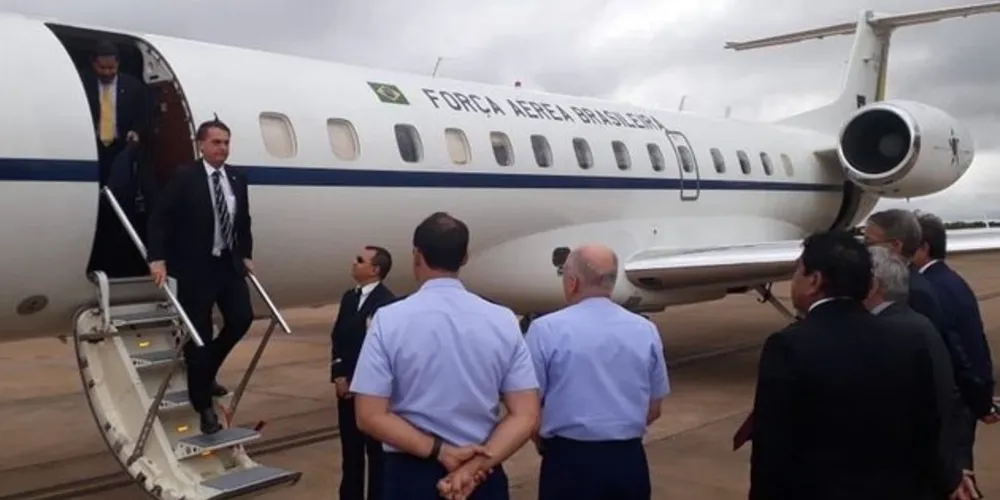 Sem máscara, equipamento individual obrigatório em Sergipe para prevenção à covid-19, Bolsonaro cumprimentou simpatizantes, tirou fotos e colocou chapéu de cangaceiro, assim como fez em viagens anteriores para a região.