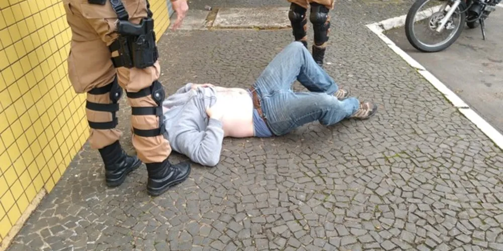 Embriagado, motorista ficou deitado na calçada enquanto a PM trabalhava no local do acidente